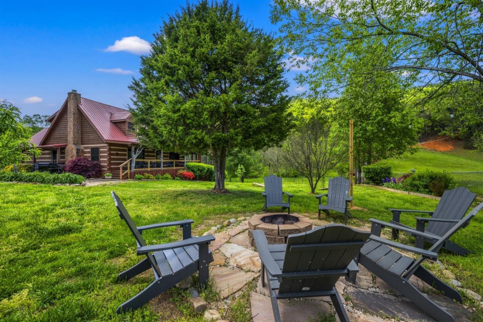 Hidden Star Hideaway-Blackberry Farm-Smoky Mtn Nat Park-Hot Tub- Fire Pit- Fenced Yard- Pet Friendly Walland Exterior photo